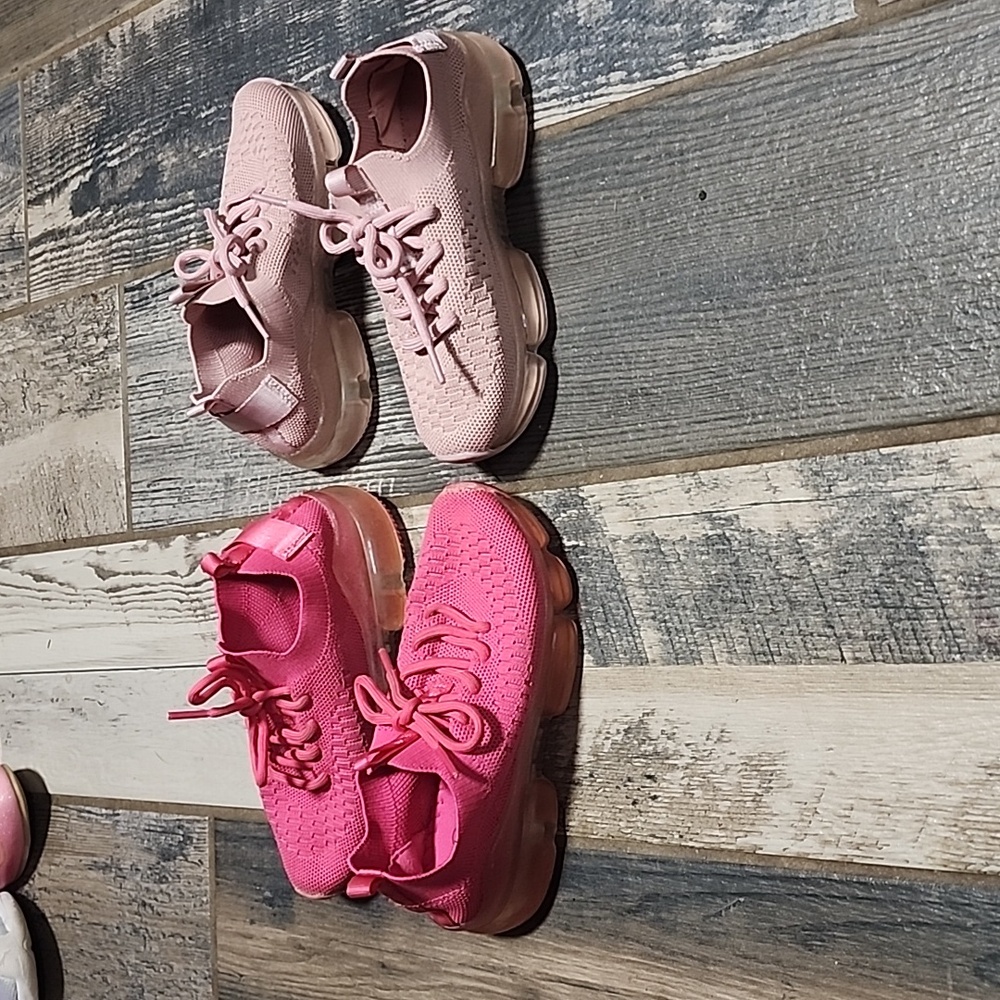 Very gently used size 11 girls tennis shoes, mauve and pink color